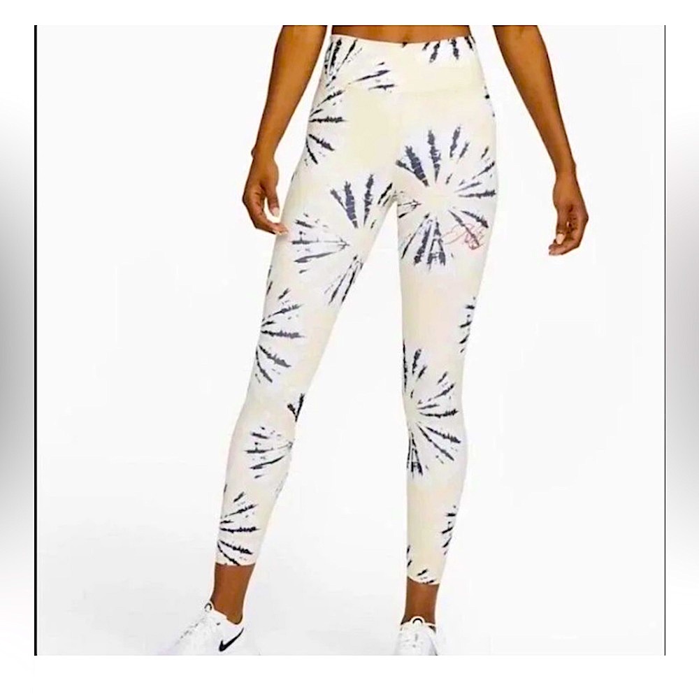 NWT XS Nike One Luxe Resort High-Rise Leggings 7/8 Length Tan, Black, and White